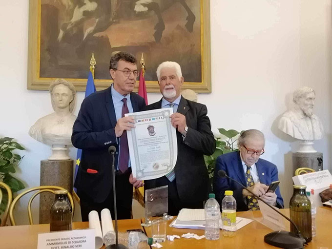 تكريم البروفيسور فواد عودة بجائزة كارتاجينيه الدولية في مقر بلدية روما